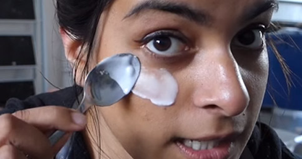 She Smears Baking Soda Under Her Eye And Covers It With A SPOON. The Results Are Incredible!!