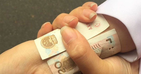 The Disturbing Reason Women In China Are Wrapping Their Wrists With Money