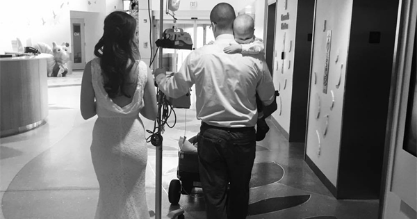 A Wedding Photo Taken In A Hospital Is Tugging On The Heartstrings Of Everyone Who Sees It. This Is The Story Behind It.