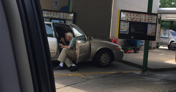 This Photo Of An Elderly Man Feeding His Wife Ice Cream Has The Internet In Tears